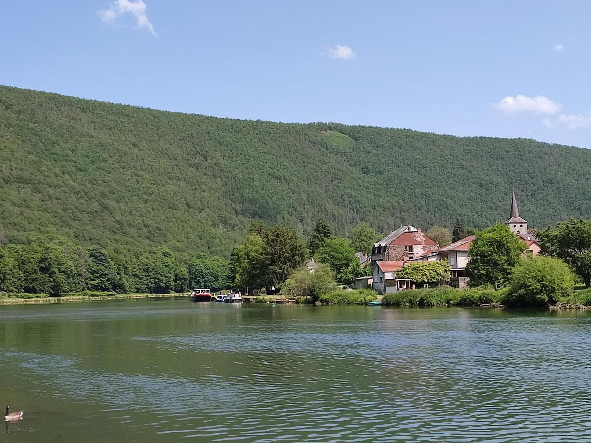 Entre Meuse Et Foret Revin  Exteriér fotografie